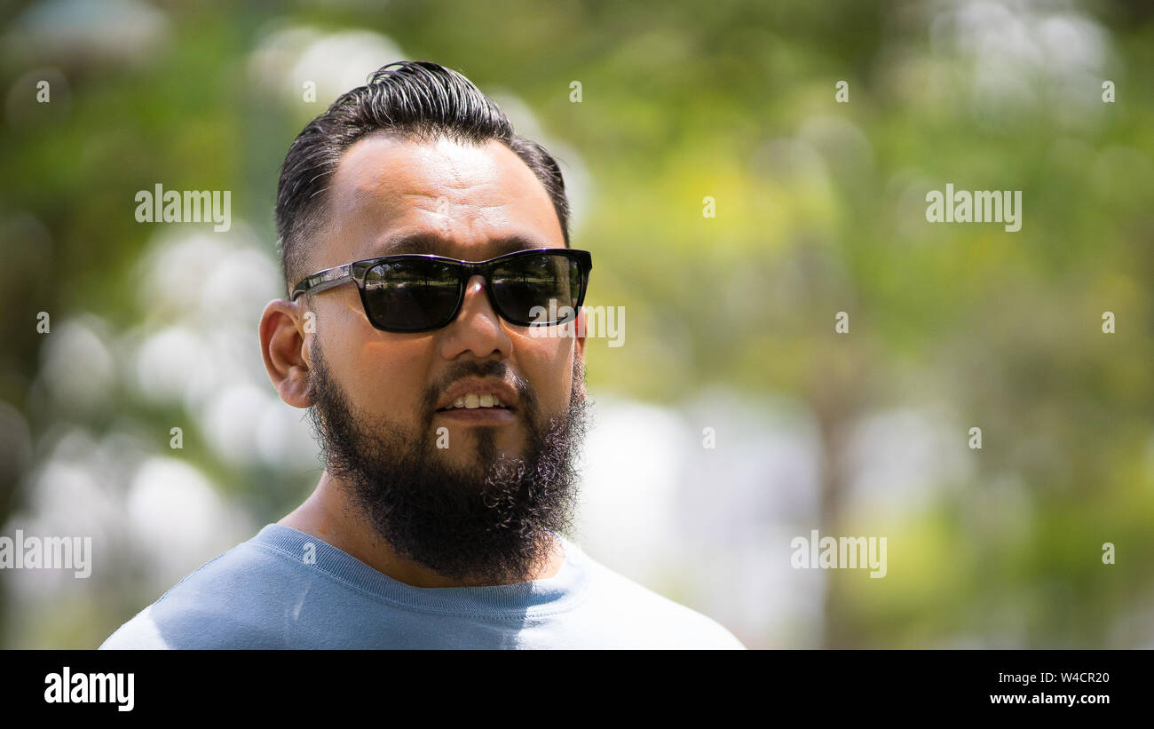 Schönen attraktiven asiatischen bärtigen Modell Mann im urbanen Kontext Stockfoto