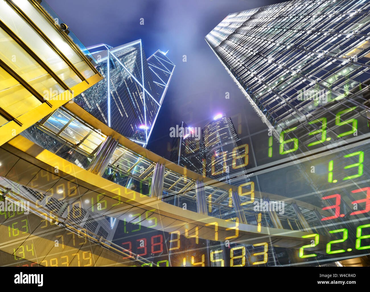 Börse Exchange auf einem Wolkenkratzer in Hong Kong bei Nacht, Hintergrund Stockfoto