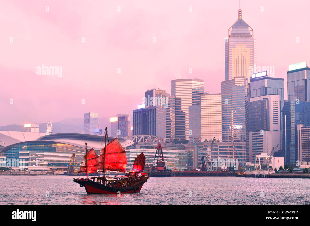 Traditionelle Kreuzfahrt Segelboot (Dukling) auf Victoria Harbour und Hong Kong. Stockfoto