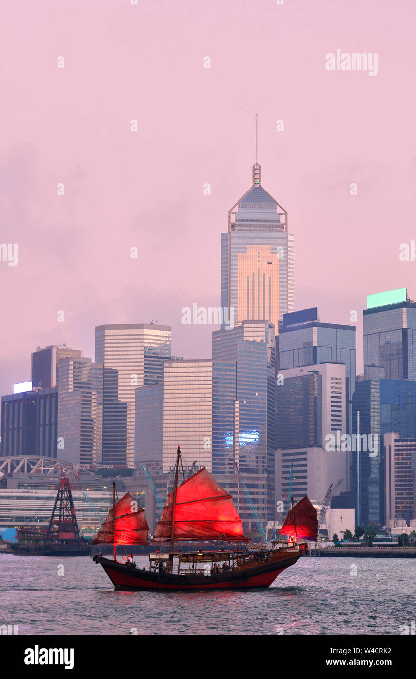 Traditionelle Kreuzfahrt Segelboot (Dukling) auf Victoria Harbour und Hong Kong. Stockfoto
