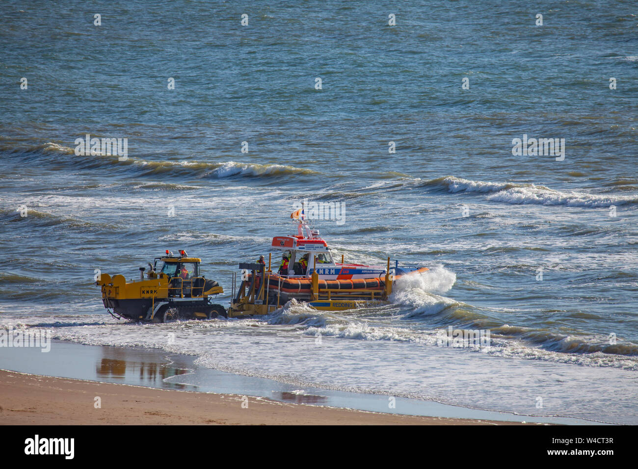 Egmond aan Zee, Niederlande - 22 Juli 2019: Mitglieder der niederländischen Küstenwache lauch ein rettungsboot an der Nordsee für einen Rettungsplan bohren Stockfoto