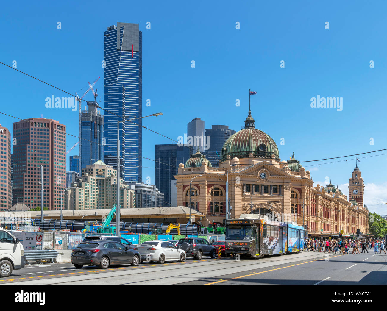 Flinders St in Richtung Flinders Street Station mit Skyline von Southbank hinter, Central Business District (CBD), Melbourne, Victoria, Australien Stockfoto