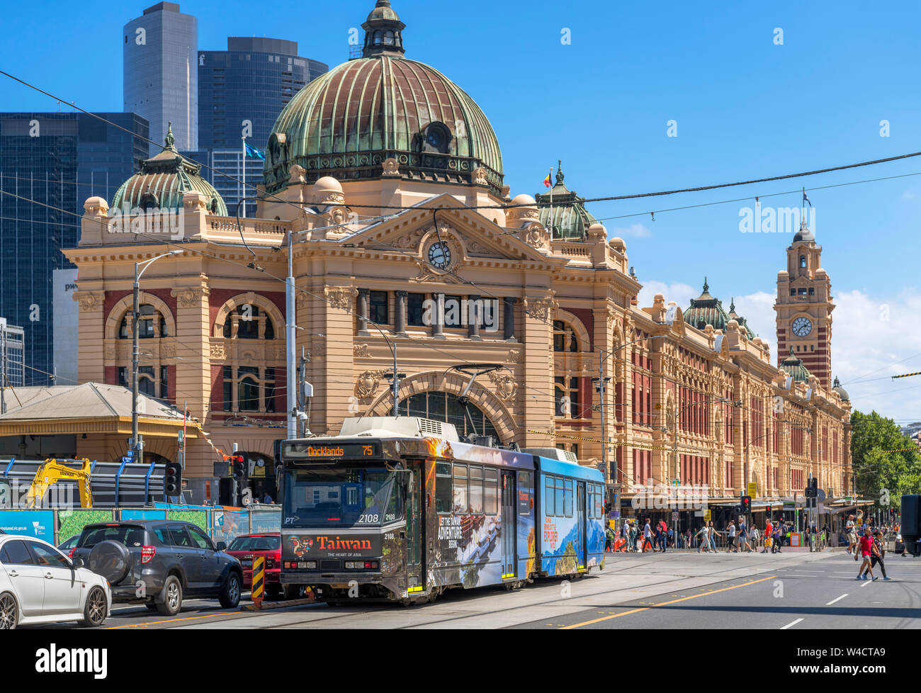Mit der Straßenbahn vor der Flinders Street Station mit Wolkenkratzern von Southbank hinter, Central Business District (CBD), Melbourne, Victoria, Australien Stockfoto