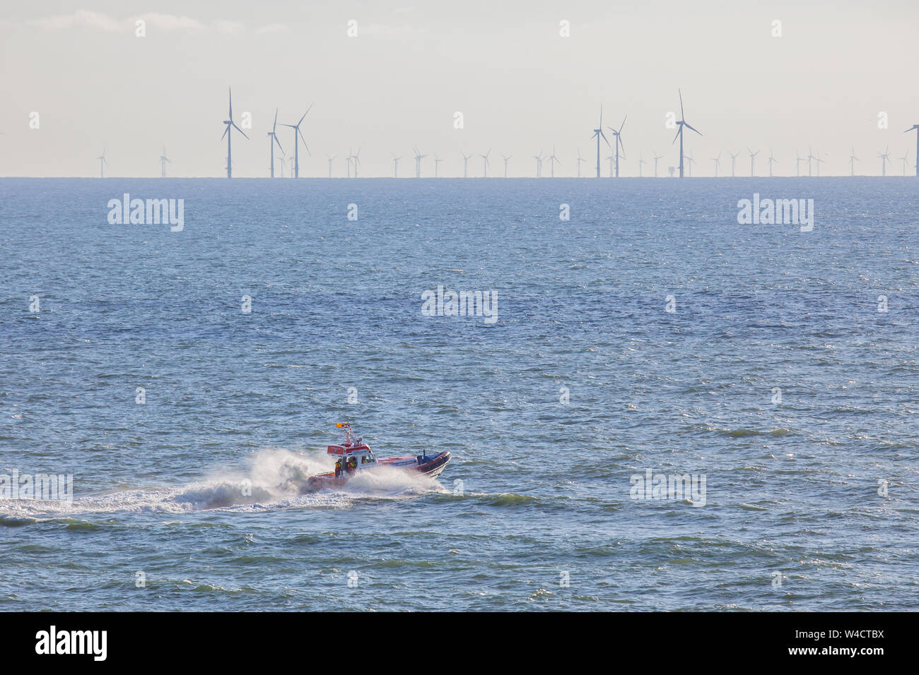 Egmond aan Zee, Niederlande - 22 Juli 2019: Mitglieder der niederländischen Küstenwache auf einem rettungsboot an der Nordsee während einer Rettung bohren Stockfoto