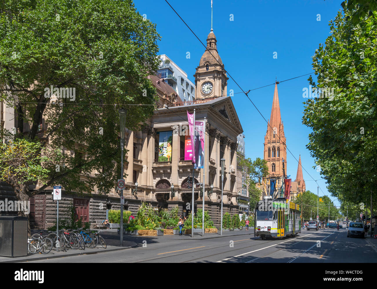 Mit der Straßenbahn vor der Melbourne Town Hall auf die Swanston Street mit Blick auf die St Paul's Kathedrale, Melbourne, Victoria, Australien Stockfoto