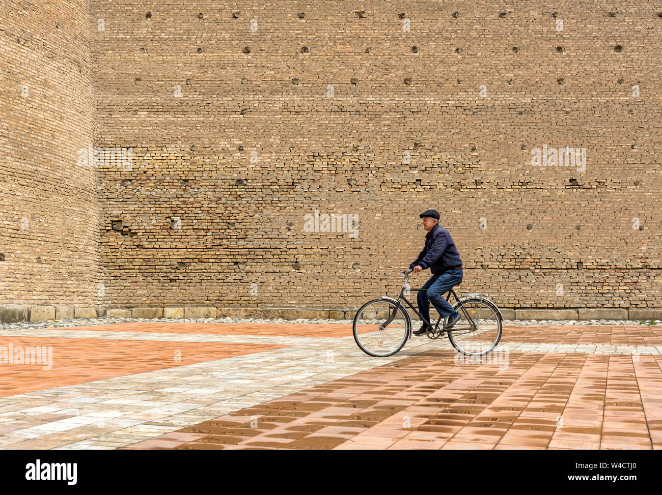 Radfahrer außerhalb der Mauer des Lade Festung, Buchara, Usbekistan Stockfoto
