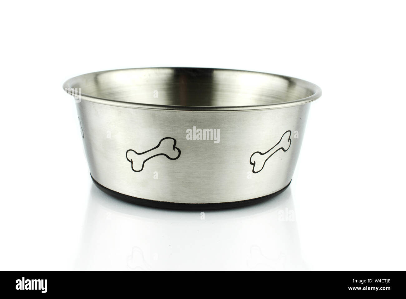 Leer metall Hund Schüssel auf weißem Hintergrund. Stockfoto