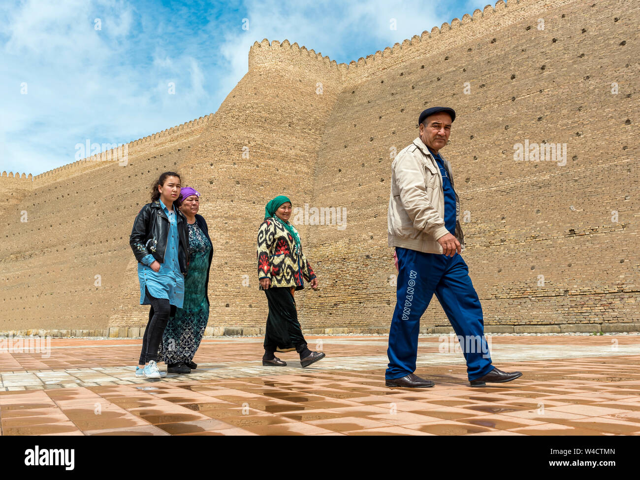 Usbekische Familie vor der Wand der Arche Zitadelle, Buchara, Usbekistan Stockfoto