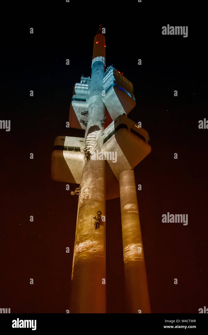 Öffentliche Video-Mapping-Projektion auf dem Prager Zizkov-Turm markieren die 50 Jahrestag der ersten Landung der Menschen auf dem Mond durch Kopieren Der Start des Zugriffspunkts Stockfoto