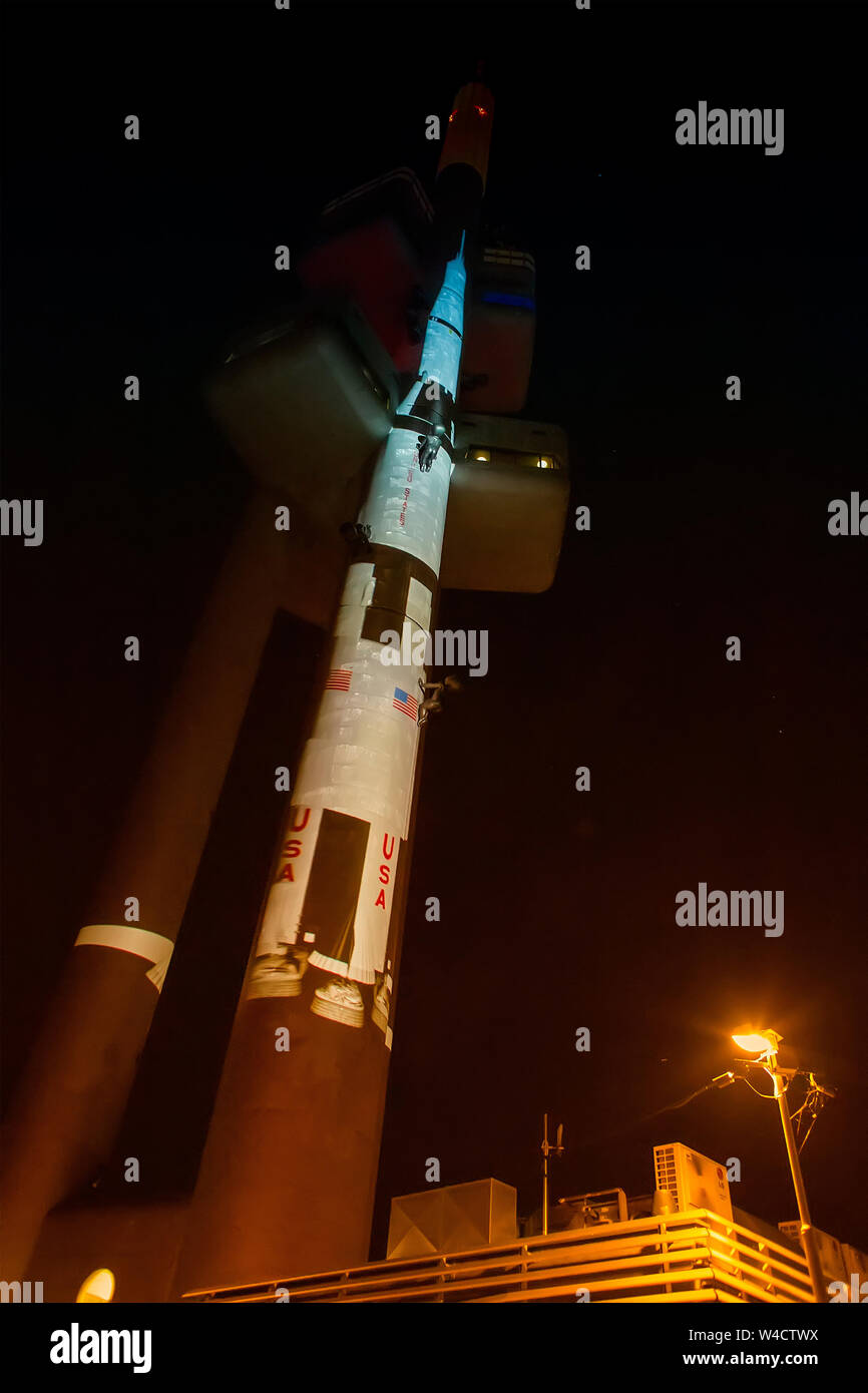 Öffentliche Video-Mapping-Projektion auf dem Prager Zizkov-Turm markieren die 50 Jahrestag der ersten Landung der Menschen auf dem Mond durch Kopieren Der Start des Zugriffspunkts Stockfoto