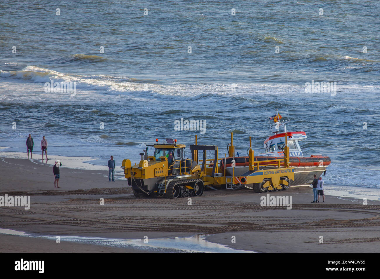 Egmond aan Zee, Niederlande - 22 Juli 2019: Mitglieder der niederländischen Küstenwache Haul ein rettungsboot der Nordsee auf einer Raupe nach einer Rettung dri Stockfoto