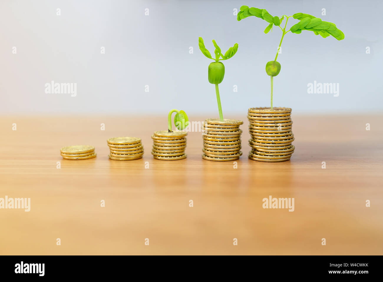 Hand Gold Münze mit Münzen Stapel Stockfoto