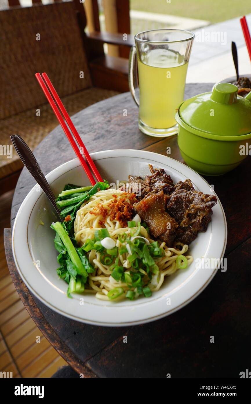 Nudeln mit Indonesischen traditionelle Sauce, Hähnchen oder Enten in Scheiben geschnitten, und Gemüse. Asiatische Nudeln. Javanisch Nudeln. Stockfoto