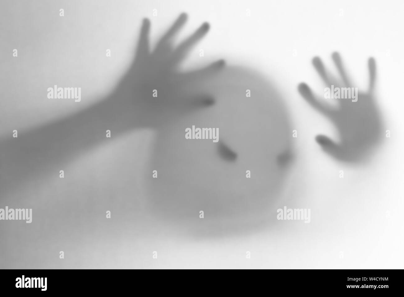 Halloween verschwommenen Hintergrund. Ein Geist wie ein Kürbis in Farbe hinter Glas. Schrecklich und schrecklichen Alptraum. Er klopft an, um das Fenster Stockfoto