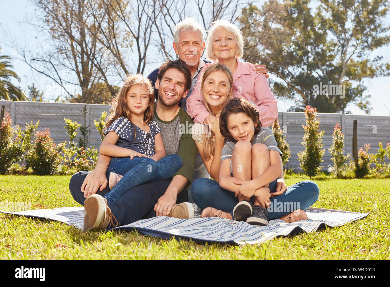 Gerne große Familie mit drei Generationen zusammen im Sommer im Garten Stockfoto