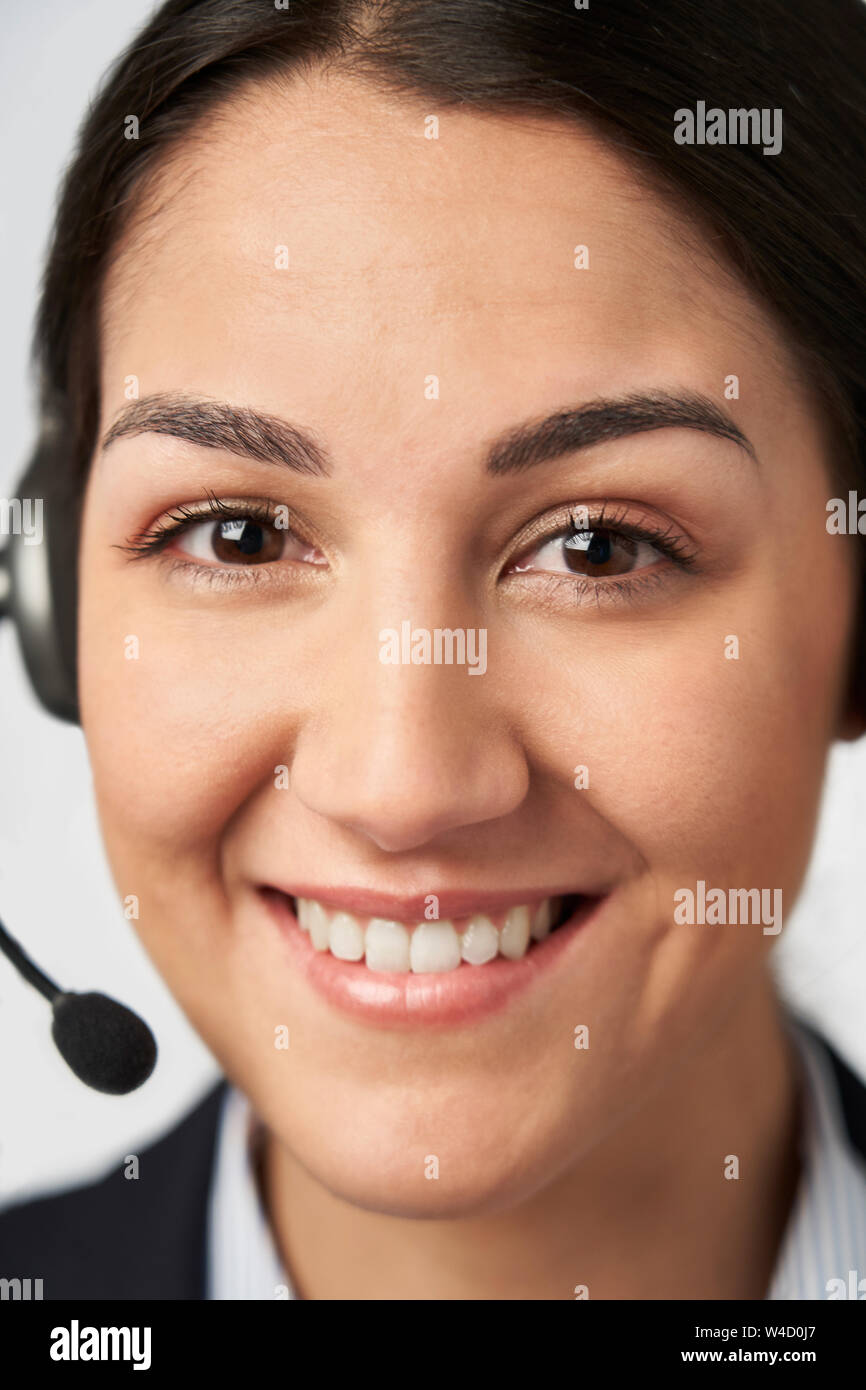 Portrait von lächelnden Geschäftsfrau tragen Telefon Headset in die Abteilung Customer Services Stockfoto
