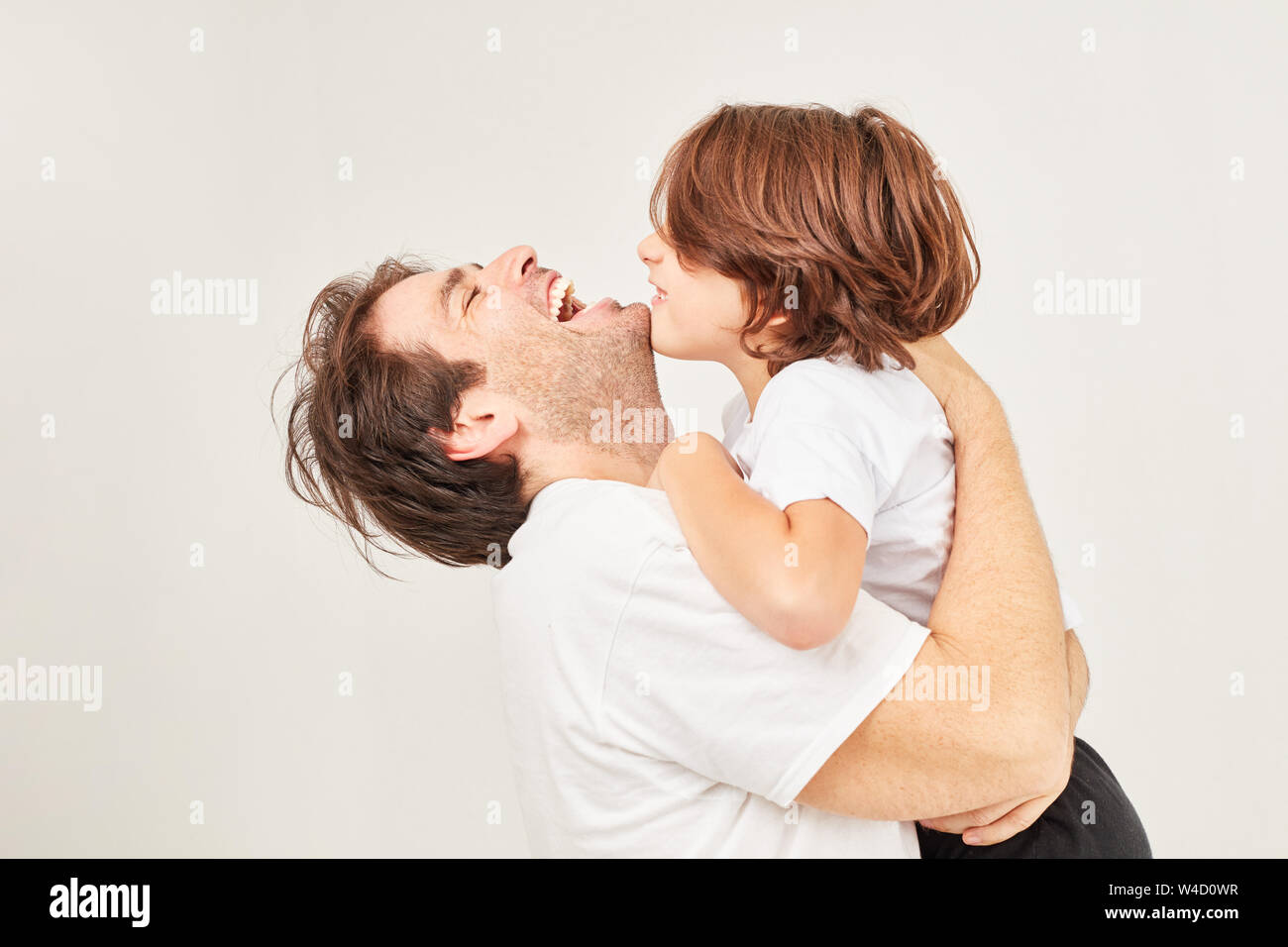 Gerne Vater umarmt seinen Sohn Lachen auf Gruß oder Auf Wiedersehen Stockfoto
