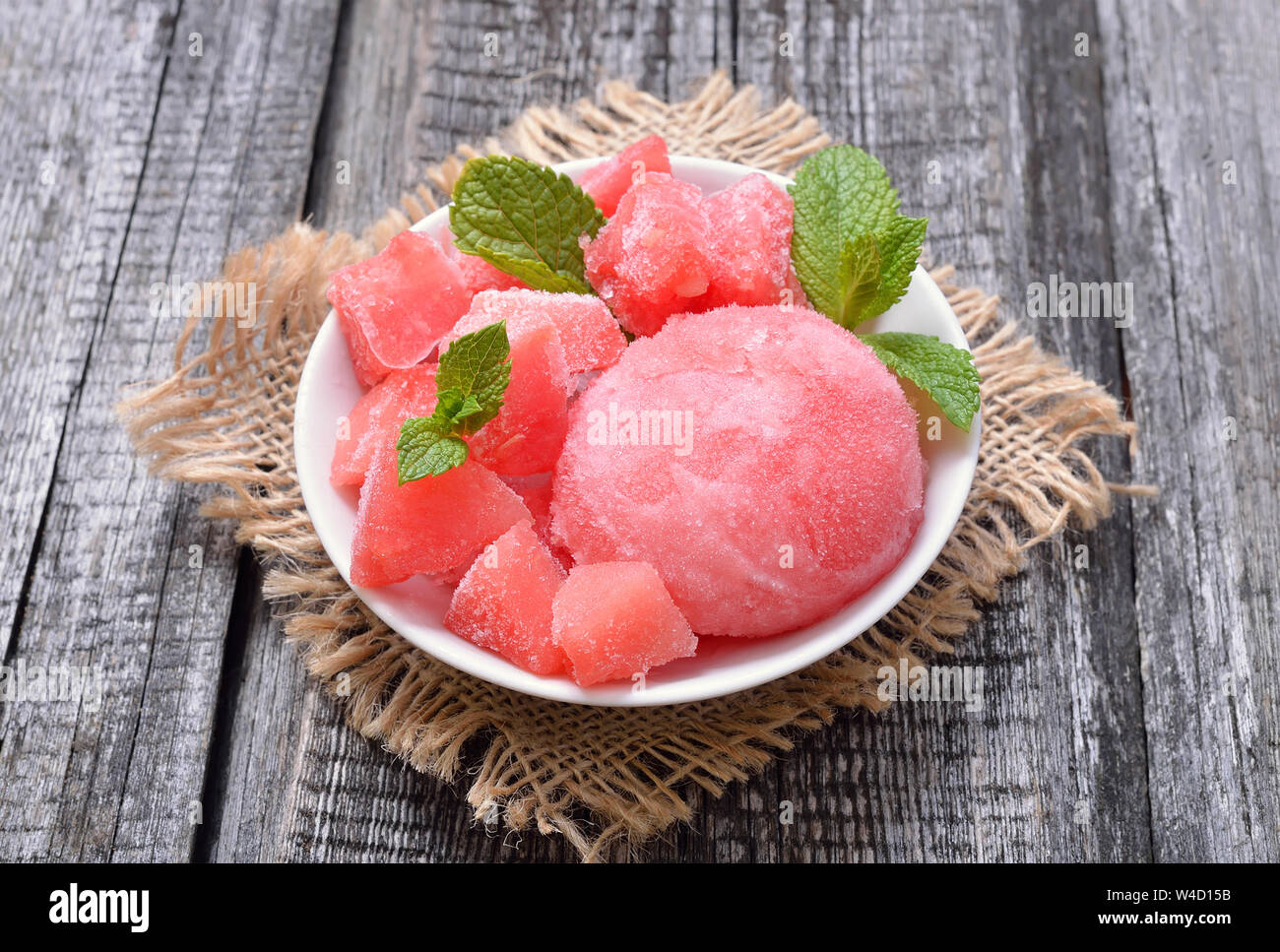 Wassermelone Sorbet in Weiß Schüssel, Ansicht von oben Stockfoto