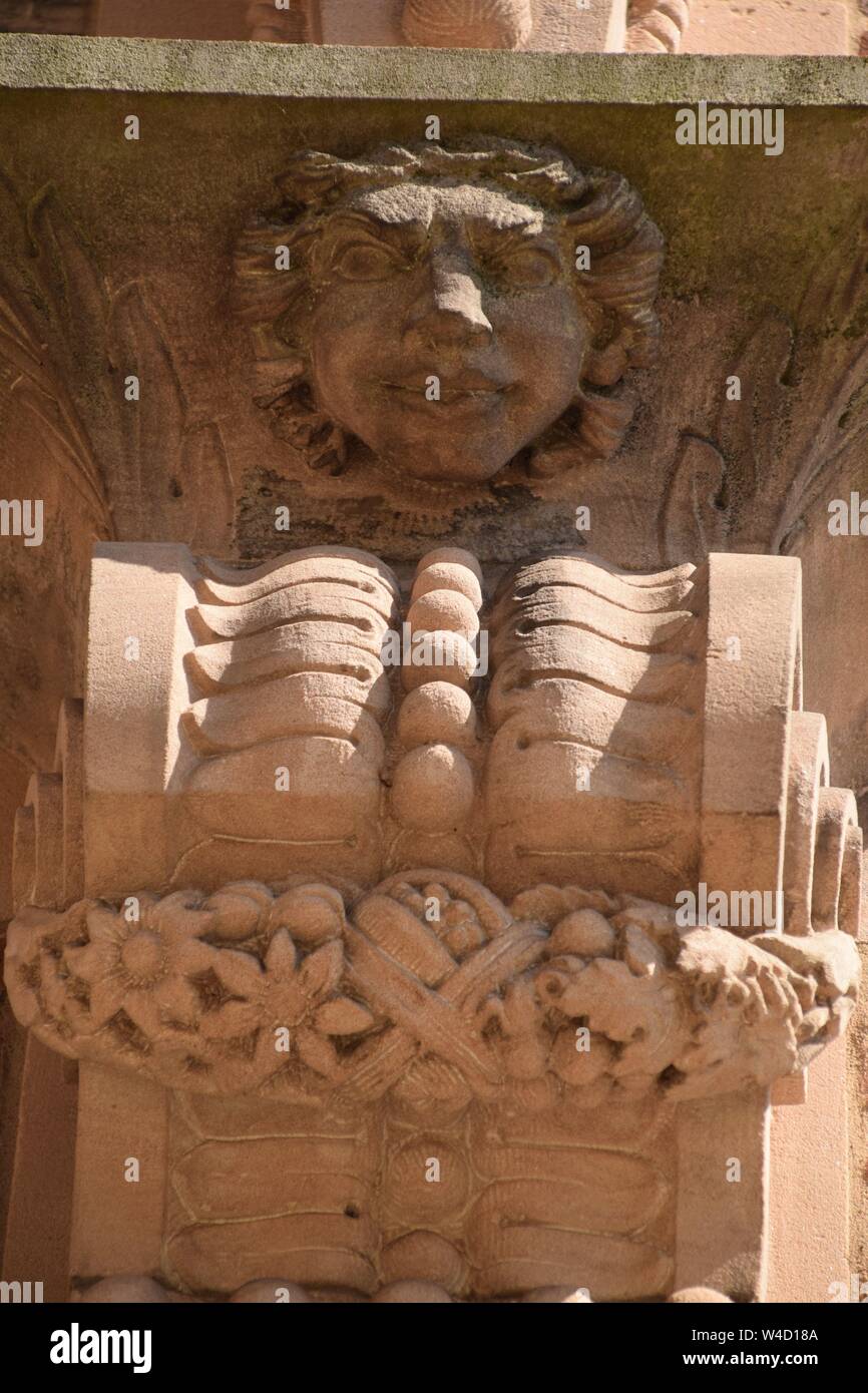 Menschliche Gesichter Dekorationen an den Außenwänden. Stockfoto