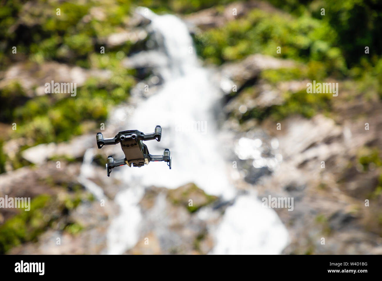 Hainan, China - 21.06.2019: DJI MAVIC AIR-Compact Drohne vom DJI mit 12 MP4 K HDR-Kamera, montiert auf einem 3-Achs Gimbal bereit zu fliegen im Freien Stockfoto