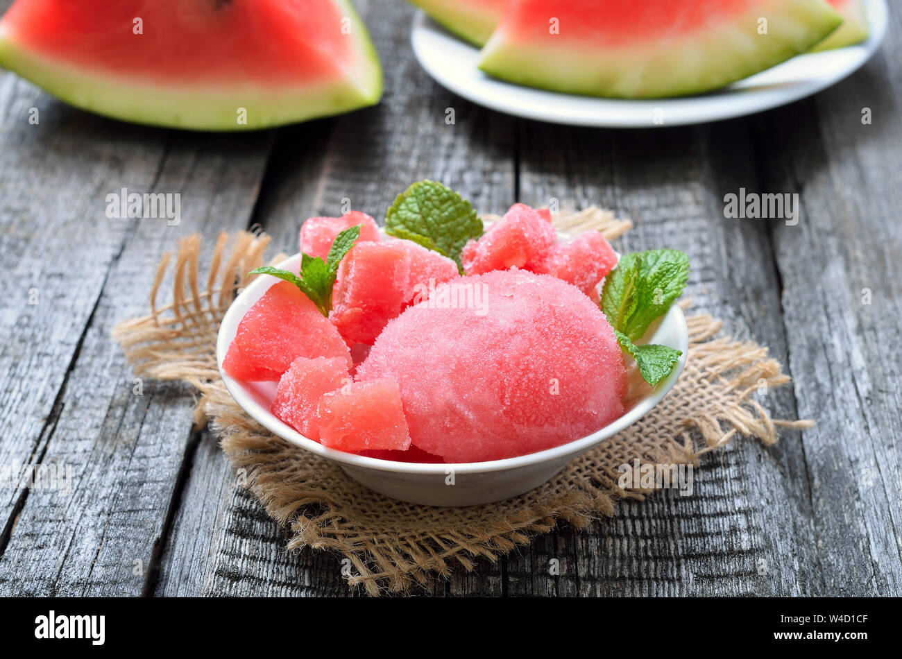 Wassermelone Sorbet in Weiß Schüssel, Sommer kaltes Dessert Stockfoto