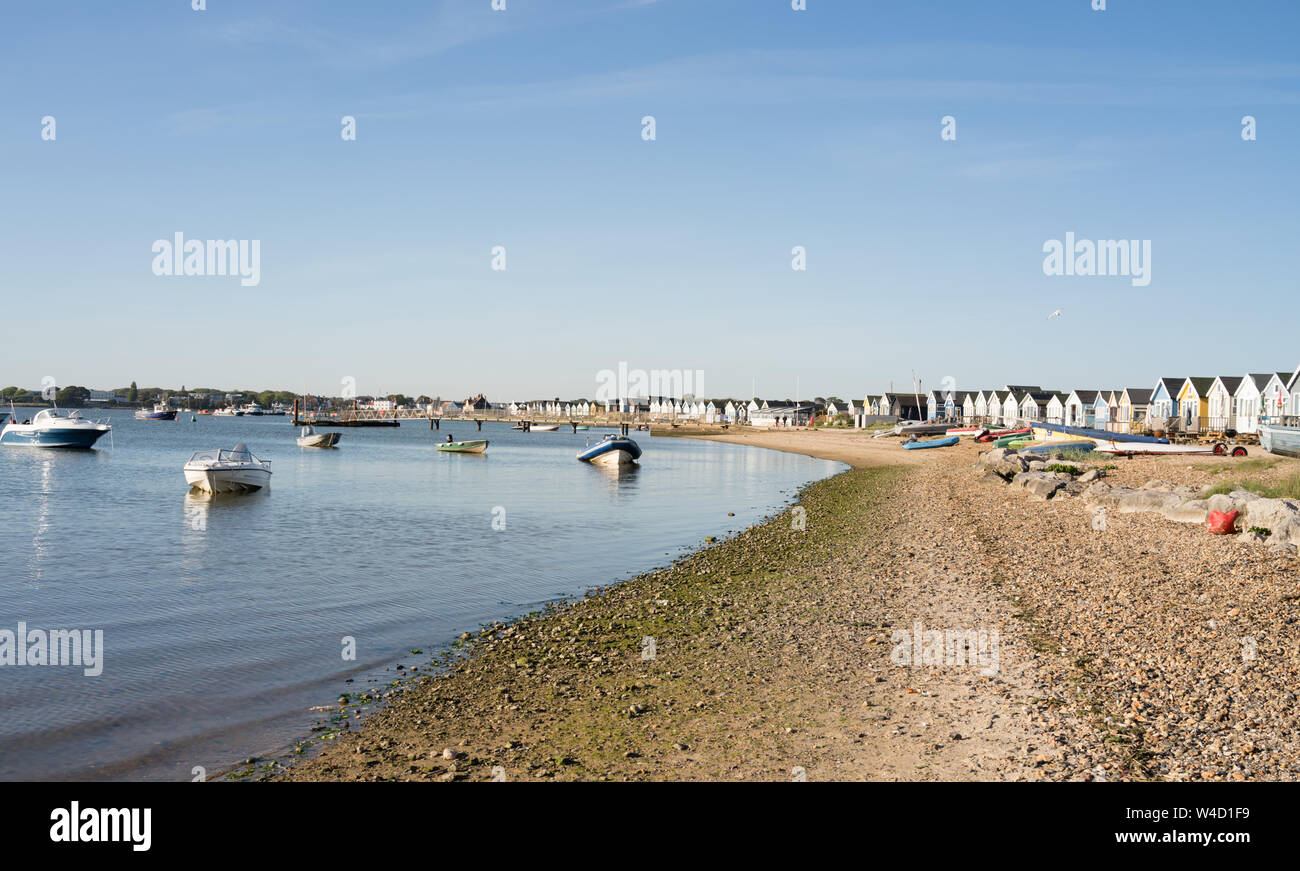 Umkleidekabinen am Strand von MUDEFORD UK Stockfoto