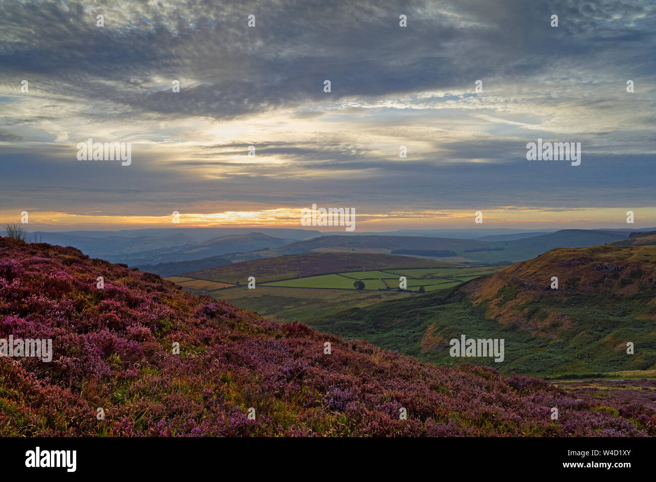 UK, South Yorkshire, Peak District, in der Nähe von Sheffield, Sonnenuntergang über der Hoffnung Tal von Higger Tor mit Heather in voller Blüte. Stockfoto