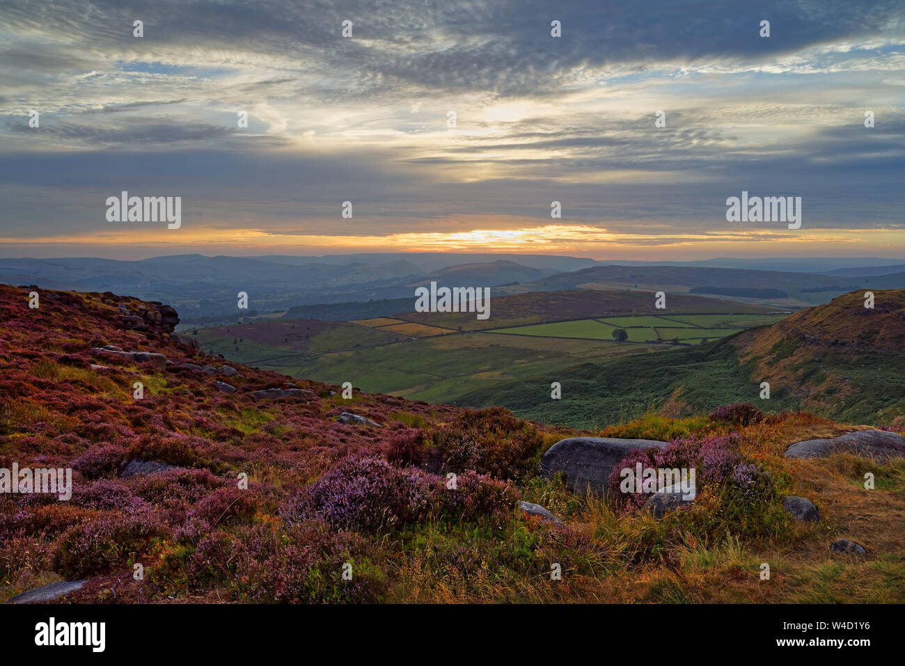 UK, South Yorkshire, Peak District, in der Nähe von Sheffield, Sonnenuntergang über der Hoffnung Tal von Higger Tor mit Heather in voller Blüte. Stockfoto