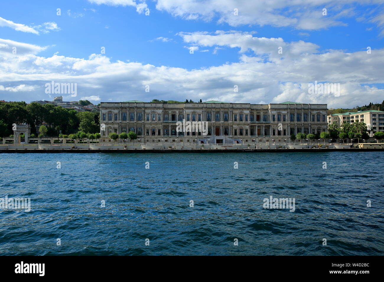 Istanbul, Türkei - 11 Juli 2019: Ciragan Palace. İ t ist eine der schönsten Paläste, wo die Sultane in der Vergangenheit gelebt. Baujahr 1865. Stockfoto