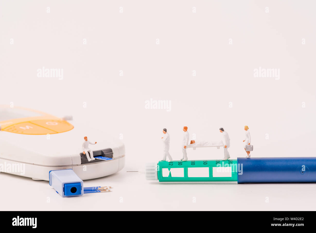 Miniatur Abbildung Menschen health care Team arbeitet mit Insulin pen mit Blutzuckermessgerät auf weißem Hintergrund, medizinisches Konzept Stockfoto