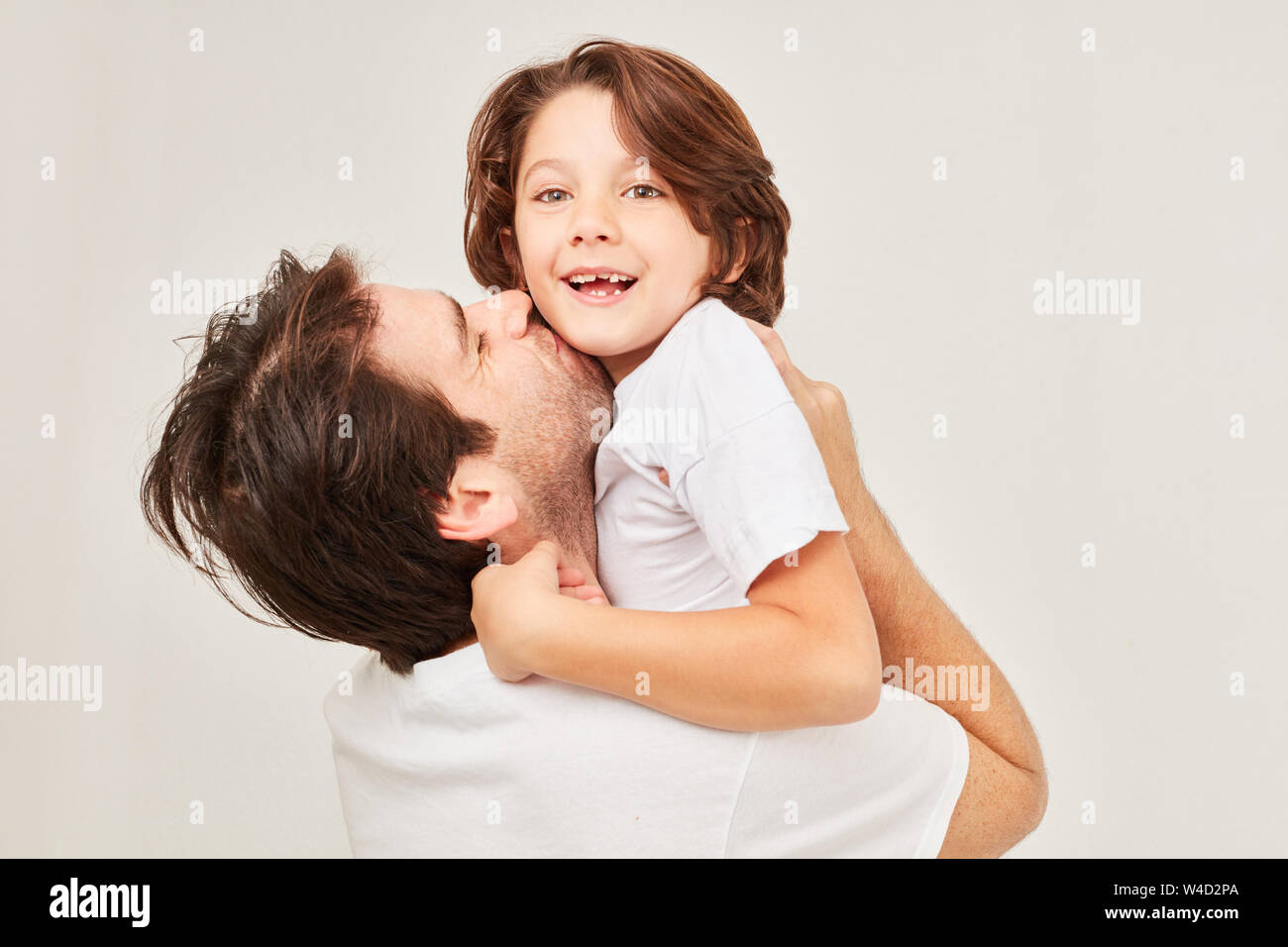 Happy einzelnen Vater küsst seinen Sohn und hebt ihn hoch Stockfoto