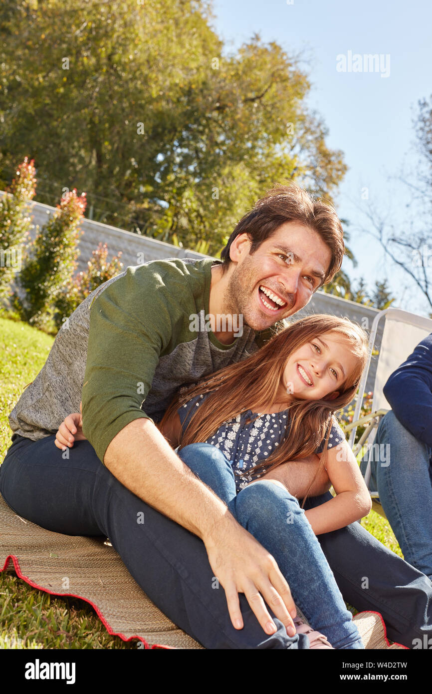 Gerne Vater im Garten zusammen mit seiner Tochter in den Sommerferien Stockfoto