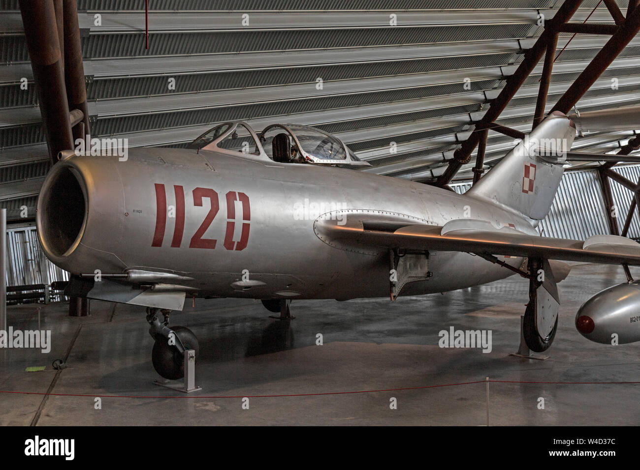 MIG-15 russische Kampfjets, 1955 erbaut, in den Farben der polnischen Luftwaffe. Bei der RAF Museum in Cosford, England angezeigt. Stockfoto