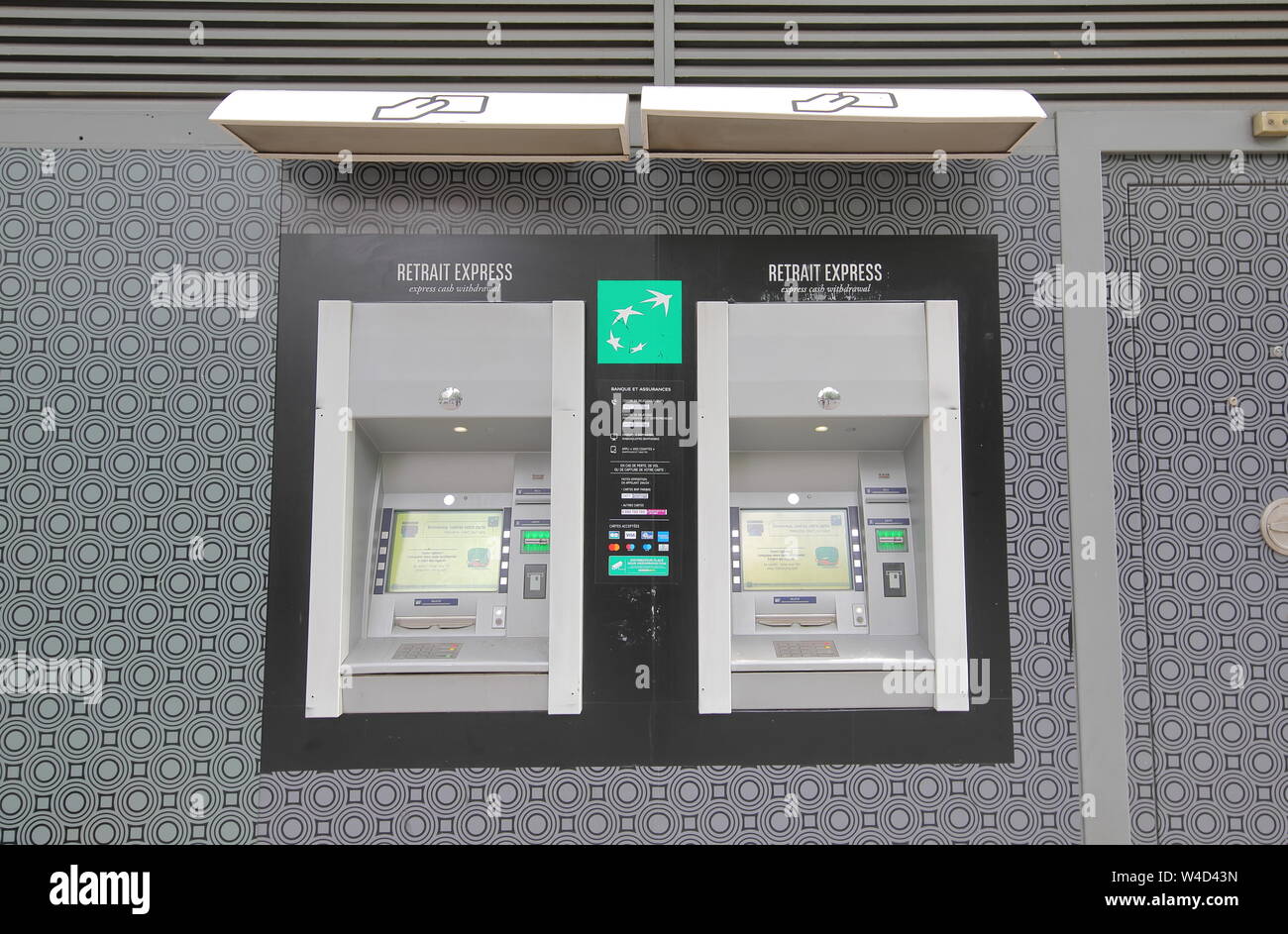 Atm In Paris France Fotos Und Bildmaterial In Hoher Aufl sung Alamy atm-in-paris-france-fotos-und-bildmaterial-in-hoher-aufl-sung-alamy
