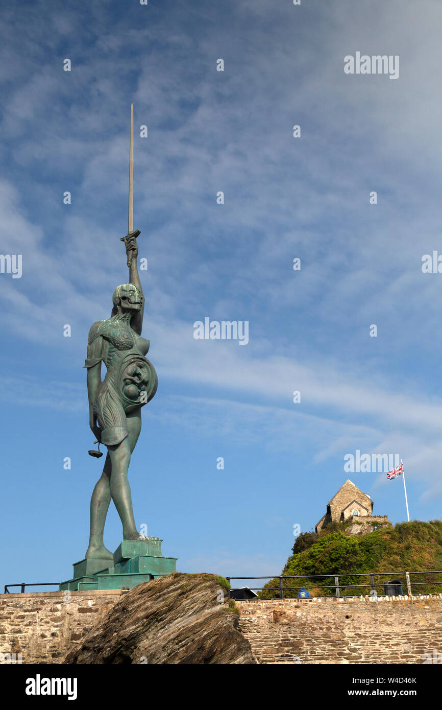 Verity. Aus rostfreiem Stahl und Bronze Statue von Damien Hirst, auf der Seebrücke Eingang in der Stadt Ifracombe in Devon, England. Errichtet 2012. Stockfoto