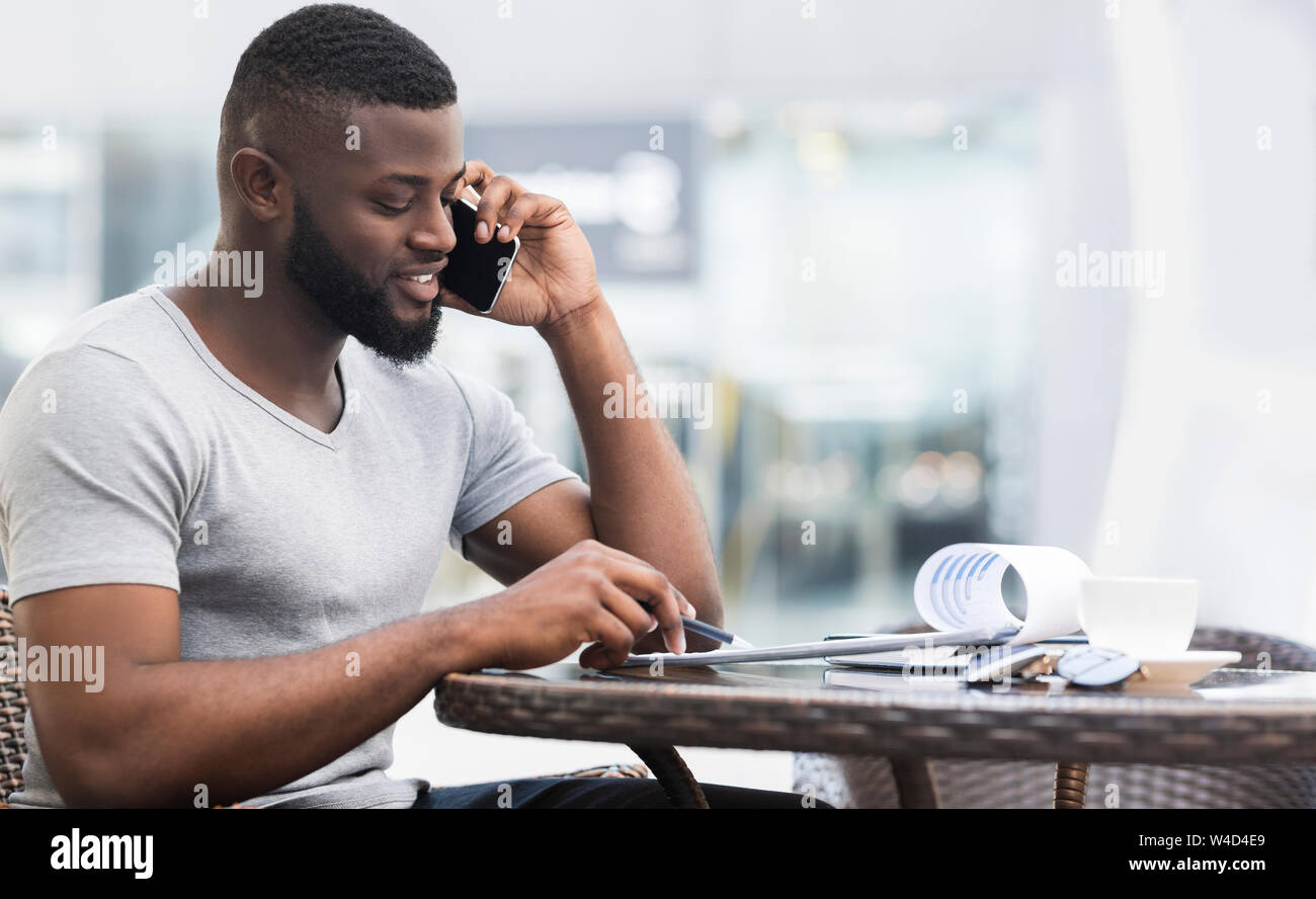 Erfolgreichen afrikanischen amerikanischen Geschäftsmann Consulting seine Arbeiter Stockfoto