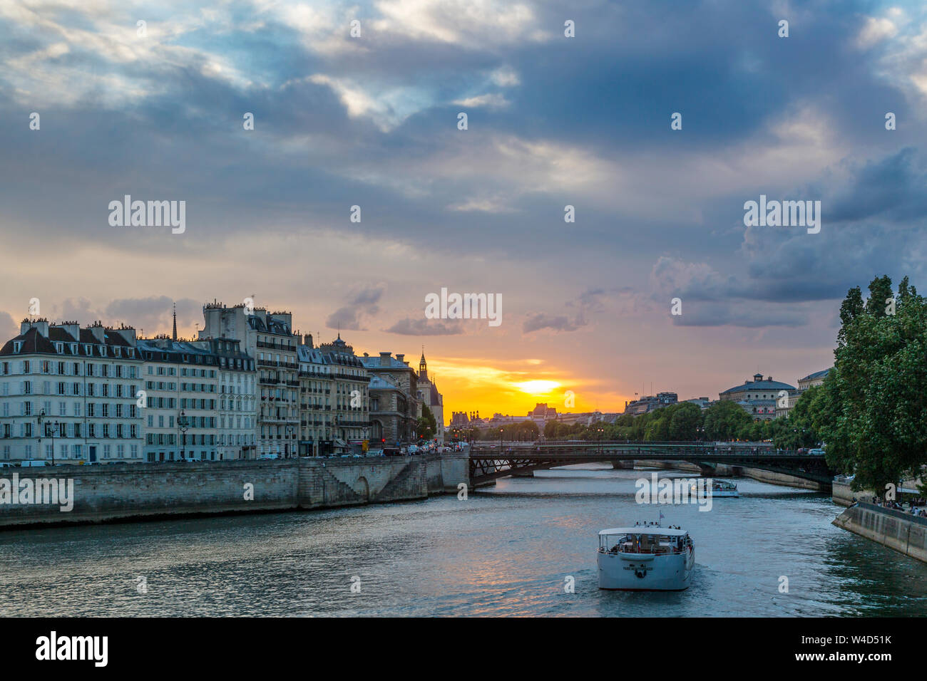 Abends über Seine und Gebäude von Paris, Ile-de-France, Frankreich Stockfoto