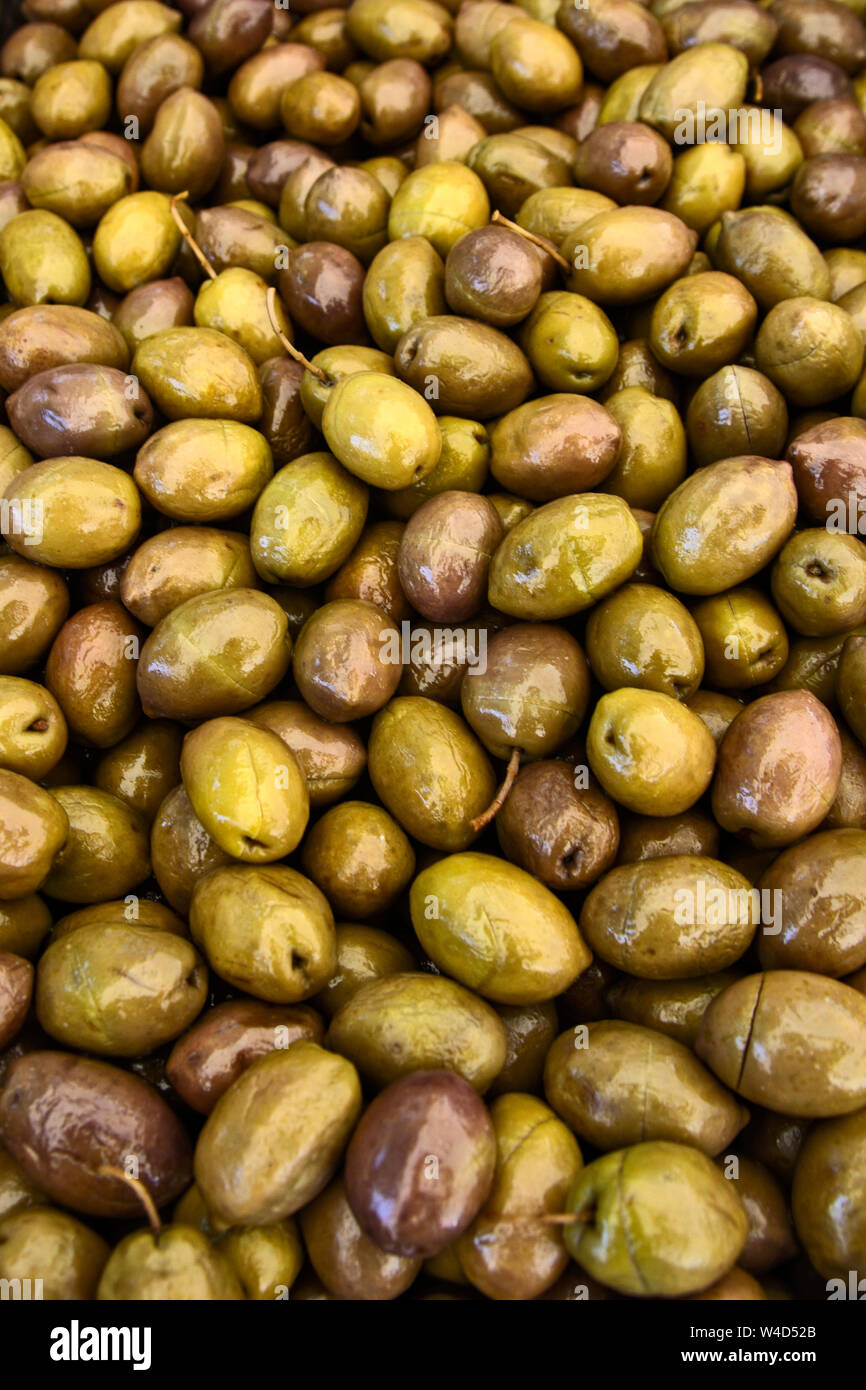 Verkauf von frischen Oliven aus Griechenland. Oliven aller Art können vor dem Kauf probiert werden. Stockfoto