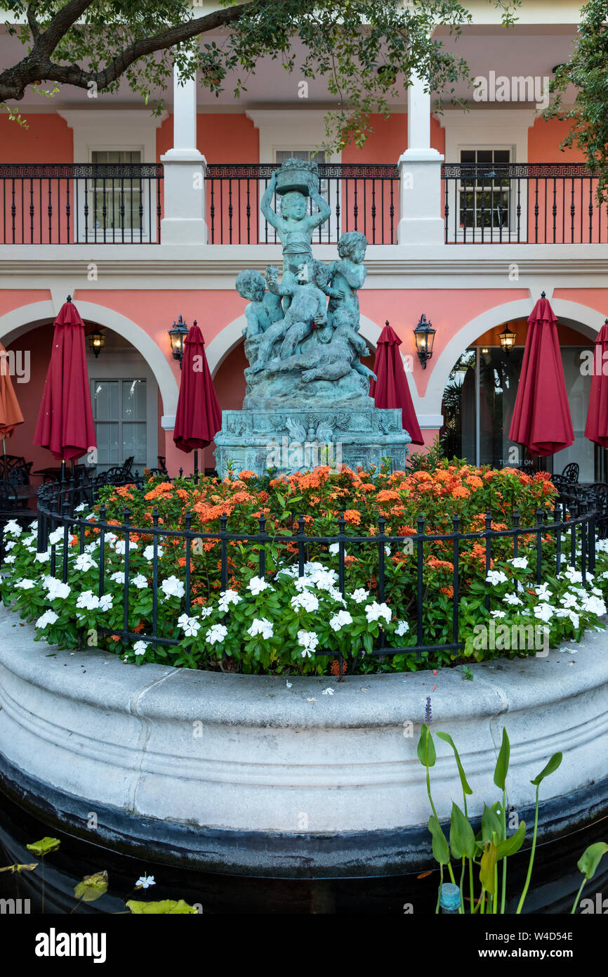 Statue und Brunnen im Innenhof von Jane's Cafe entlang trendy 3rd Street Einkaufsviertel, Naples, Florida, USA Stockfoto