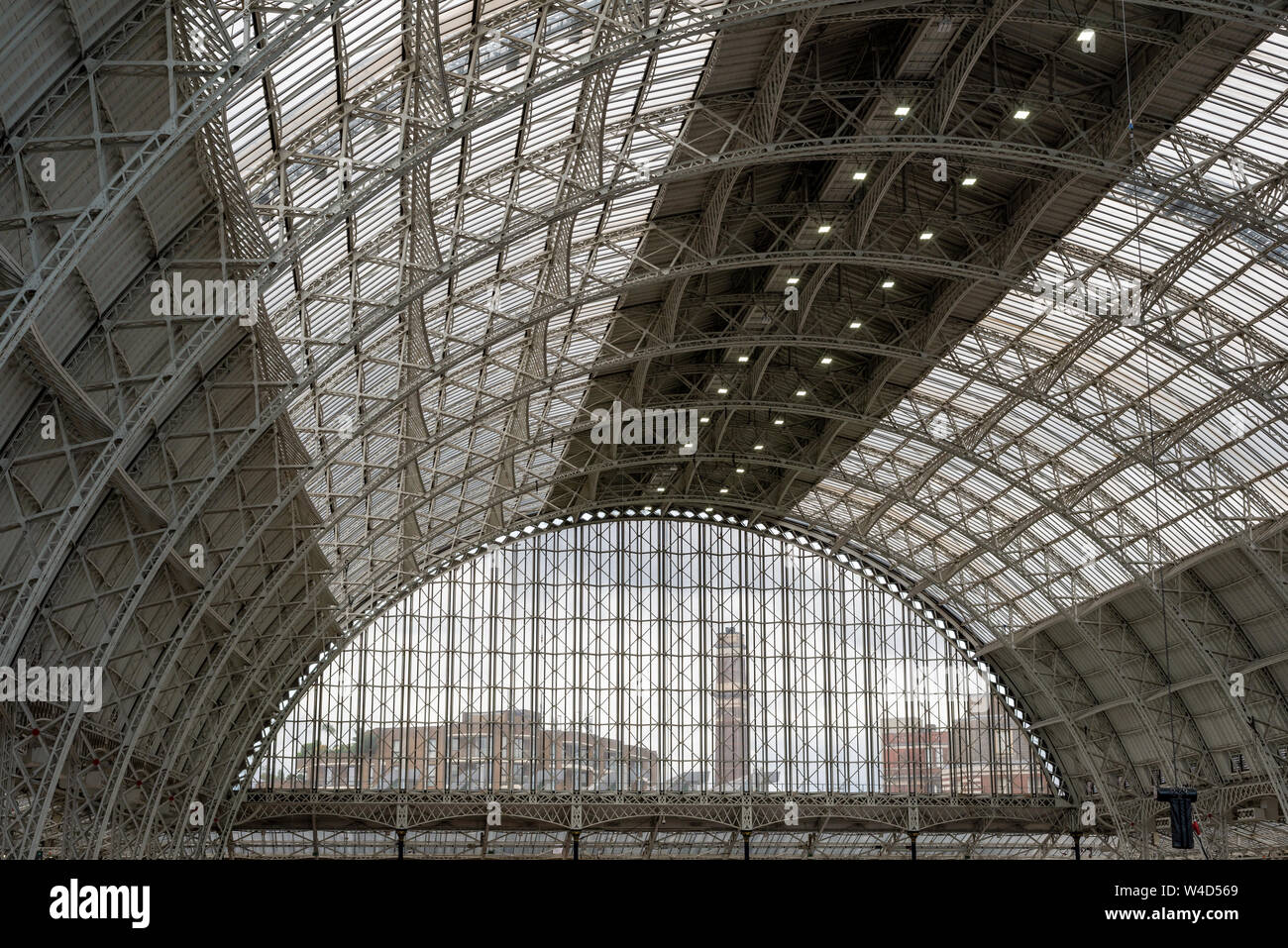 Die gewölbte Glas und Gusseisen Dachkonstruktion des Olympia Exhibition Centre in Kensington, London, Vereinigtes Königreich Stockfoto