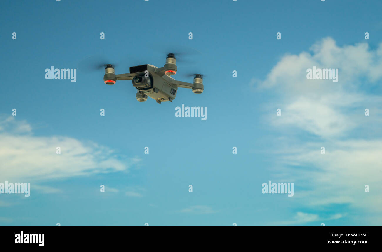Kleine Drohne im Flug mit blauen sonnigen Himmel im Hintergrund Stockfoto Kleine Drohne im Flug mit blauen sonnigen Himmel im Hintergrund Stockfoto