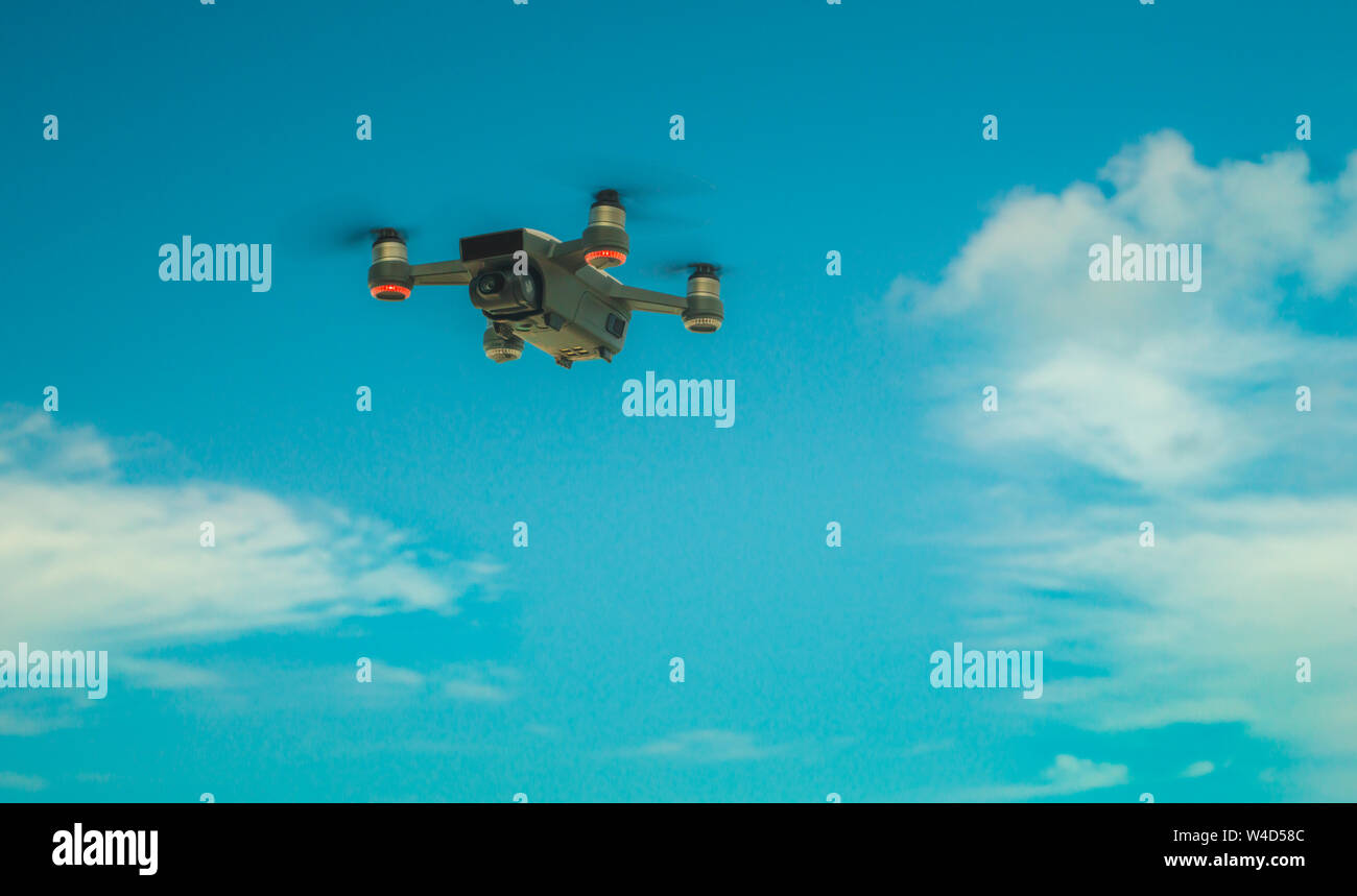 Kleine Drohne im Flug mit blauen sonnigen Himmel im Hintergrund Stockfoto Kleine Drohne im Flug mit blauen sonnigen Himmel im Hintergrund Stockfoto