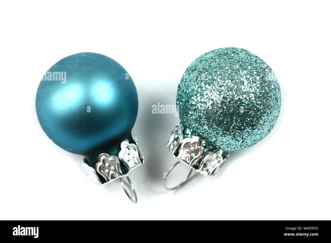 Zwei blaue Weihnachtskugeln über Weiß Stockfoto