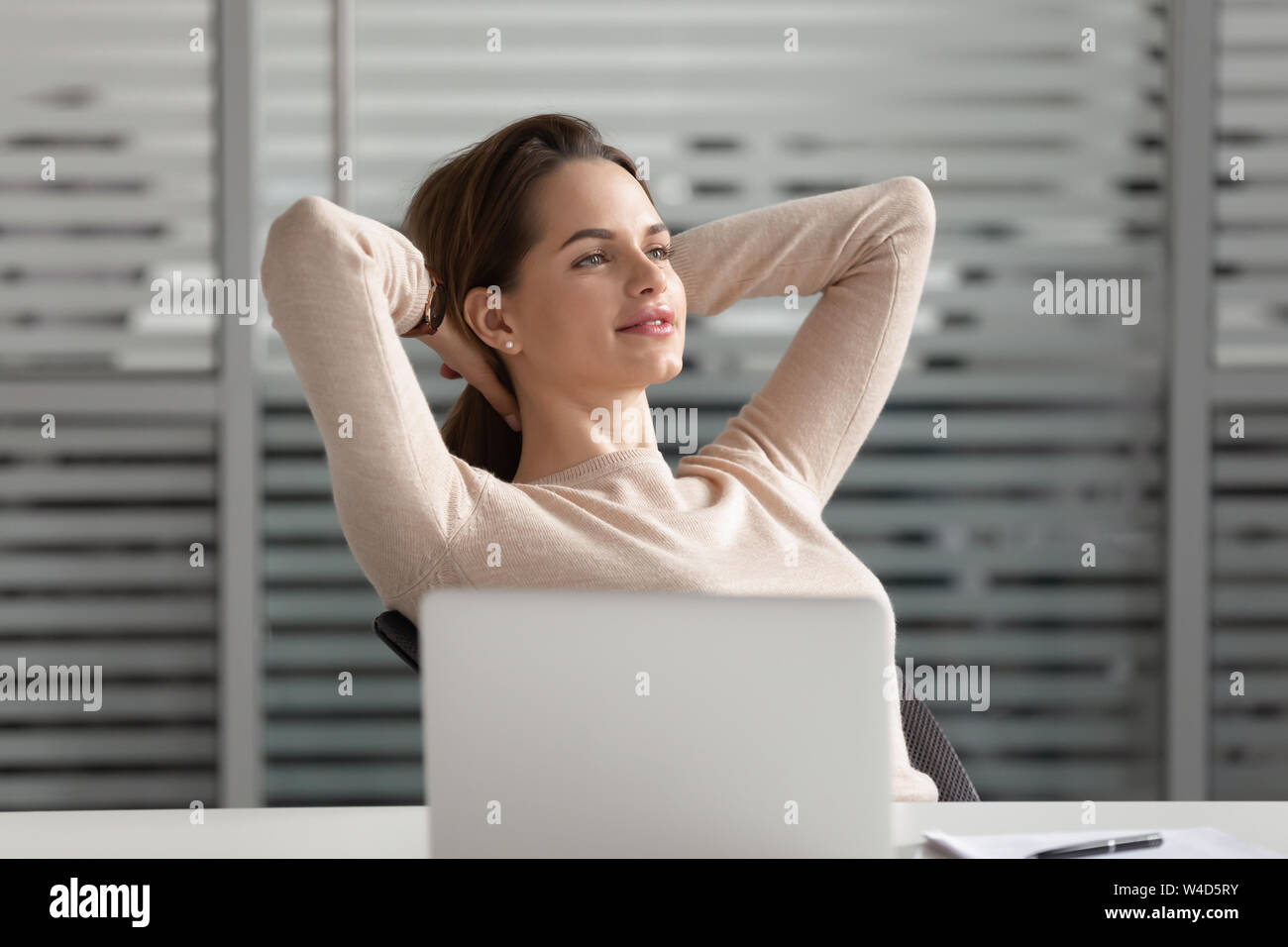 Ruhe verträumte Geschäftsfrau nehmen Pause beendet die Arbeit am Schreibtisch sitzen Stockfoto