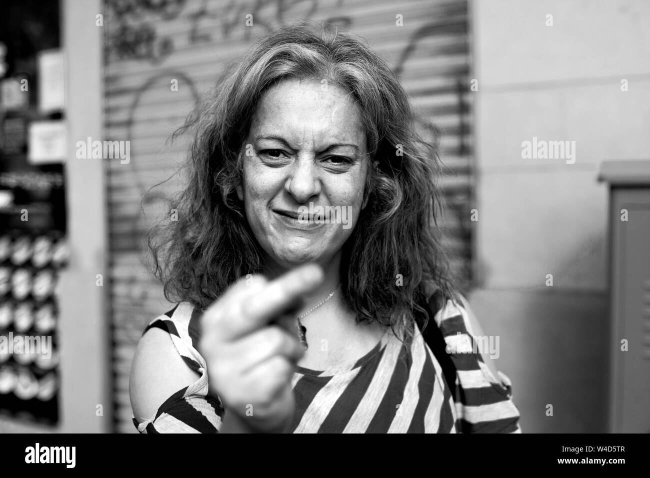 Wütend alkoholische Frau auf der Straße, Barcelona, Spanien. Stockfoto