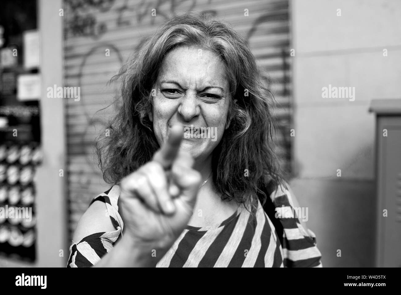 Wütend alkoholische Frau auf der Straße, Barcelona, Spanien. Stockfoto