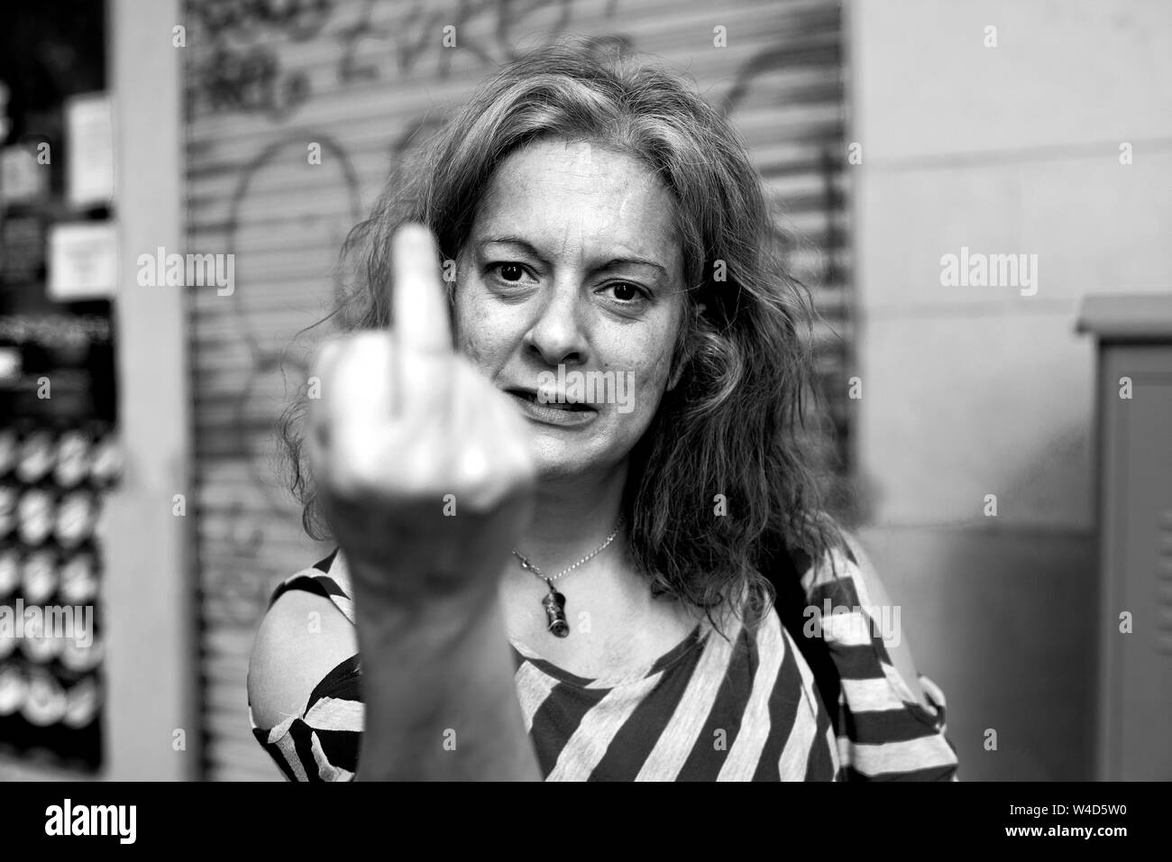 Wütend alkoholische Frau auf der Straße, Barcelona, Spanien. Stockfoto