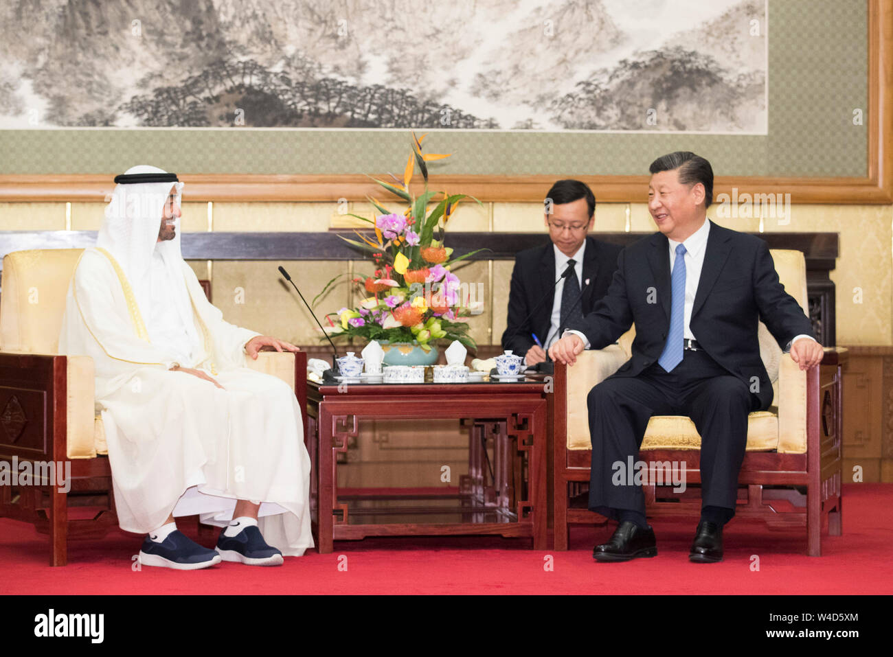 Peking, China. 22. Juli, 2019. Der chinesische Präsident Xi Jinping (R) trifft sich mit Sheikh Mohammed Bin Zayed Al Nahyan, Kronprinz von Abu Dhabi in den Vereinigten Arabischen Emiraten, an der Diaoyutai State Pension in Peking, der Hauptstadt von China, 22. Juli 2019. Credit: Wang Ye/Xinhua/Alamy leben Nachrichten Stockfoto