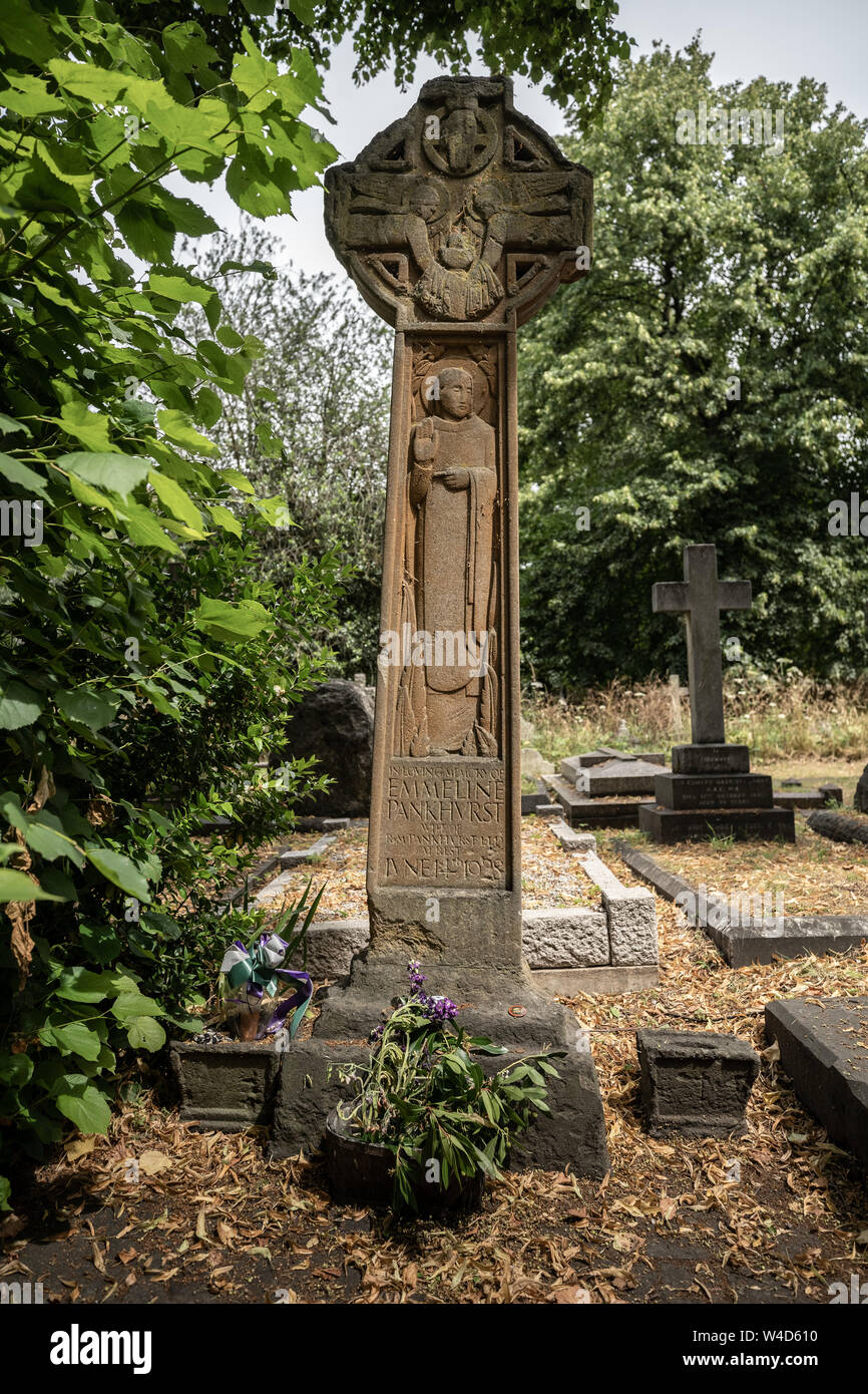 Grab von Emmeline Pankhurst an Brompton Friedhof. Eine der Friedhöfe die "tollem Sieben" in London, England, Großbritannien Stockfoto