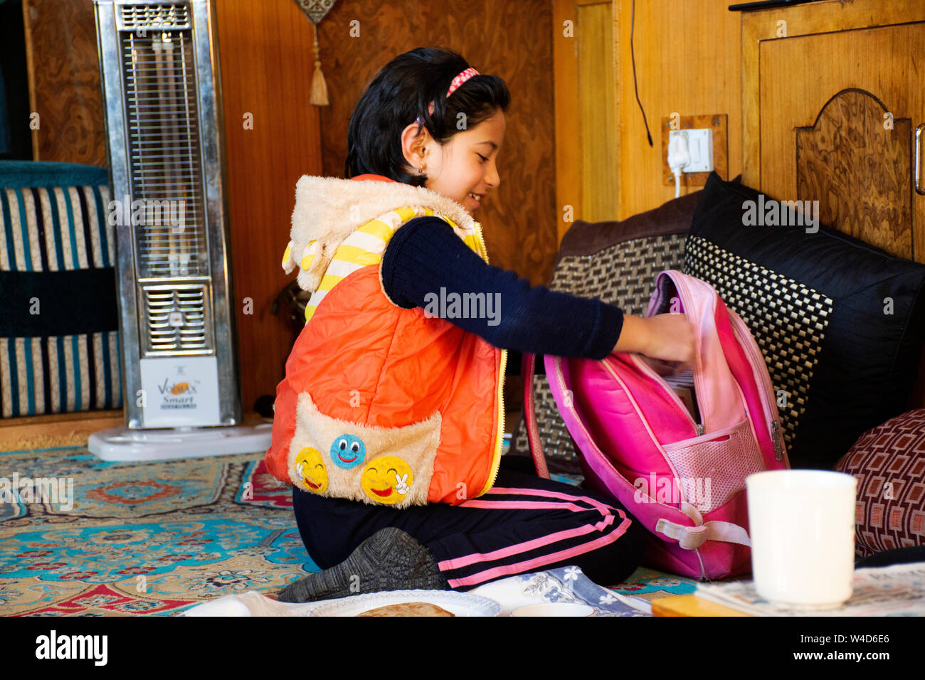 Indisches Mädchen Menschen sitzen, entspannen und essen Frühstück im Wohnzimmer des Guest House in Leh, Ladakh Dorf am 20. März 2019 in Jammu und Kaschmir, Indi Stockfoto